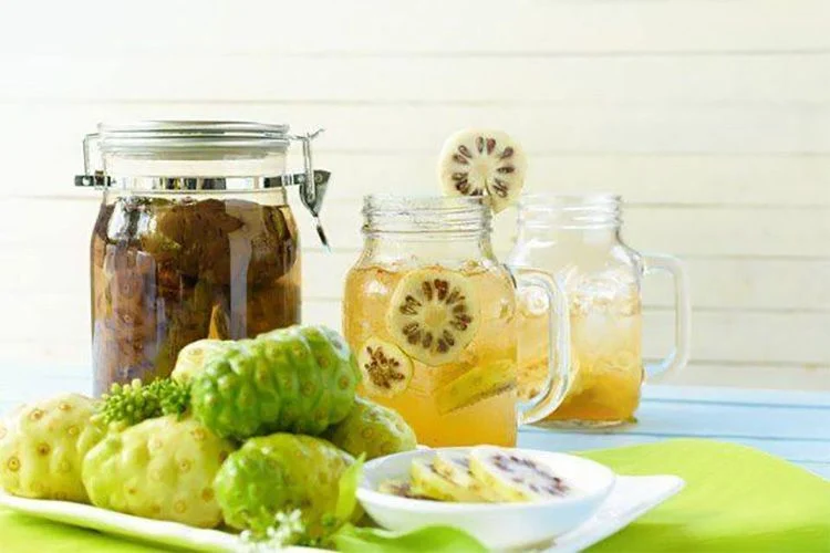 trái nhàu ngâm rượu