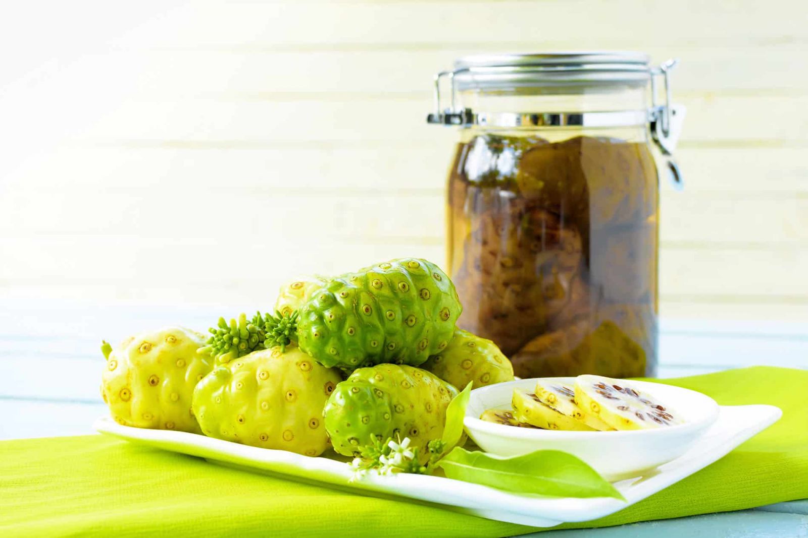 Công dụng của trái nhàu ngâm rượu